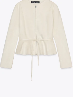 Beige mocka kofta - Stilren mocka jacka/kofta från Zara med dragkedja framtill och volang nedtill. Kavajen har ett knytband i midjan som ger en snygg siluett och långa ärmar. Perfekt för dig som gillar en feminin och modern look. 🌷🤍 Ny utan prislapp!