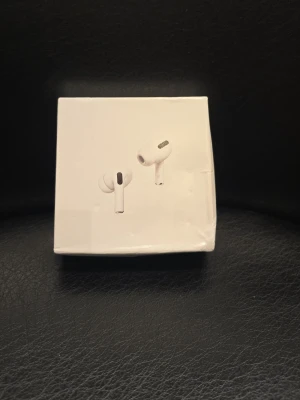Vita trådlösa hörlurar i originalkartong - Säljer ett par vita trådlösa in-ear hörlurar i originalkartong. Hörlurarna har en stilren och modern design med rundade former och korta skaft. Perfekta för dig som vill ha smidiga hörlurar till mobilen eller datorn.