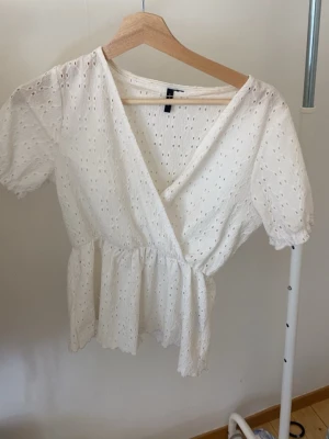 Vit omlottopp med spets från vero moda - Superfin vit omlottopp från vero moda till våren/sommaren i storlek xs