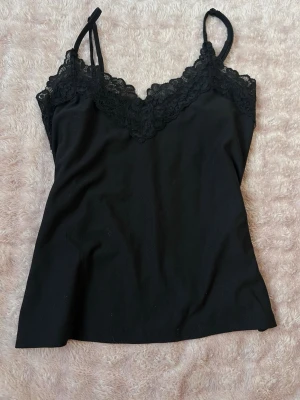 Svart spets topp - Säljer denna fina svarta spets linne🫶🏻