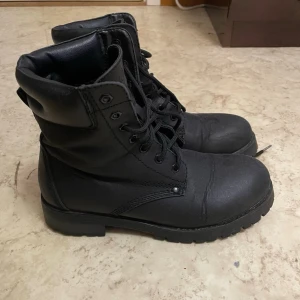 Svarta Boots/Kängor - sparsamt använda, storlek 39.