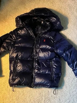Mörkblå dunjacka från Polo Ralph Lauren - Snygg mörkblå dunjacka från Polo Ralph Lauren med huva och dragkedja skick 8,5/10 Inga direktsänd defekter på den passar mellan 165-183