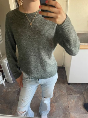 Snygg mörkgrön stickad tröja  - Snygg mörkgrön tröja i bra skick 