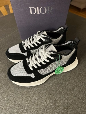 Dior b25 - Hej! Säljer ett par riktigt fräscha b25 skor. Enkla att matcha och passar absolut perfekt till alla årstider. Skriv gärna privat för mer info. Priset kan diskuteras!!