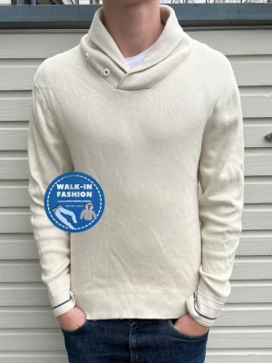 NN07 kofta - Tja! Säljer nu denna sjukt snygga kofta från NN07. Skick 8.5/10 sjukt bra utan synliga defekter. Nypris 2000kr men sälj nu för 599kr. Modellen är 184 men passar allt mellan 175-186