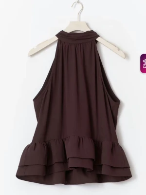 Brun volangtop med hög hals Gina tricot  - Snygg brun ärmlös topp med hög hals och dubbla volangdetaljer nedtill. Toppen har en loose passform och är perfekt för dig som gillar en chic och trendig stil. Materialet känns mjukt och följsamt mot kroppen.