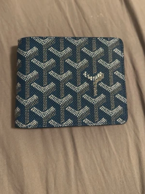 Blå plånbok från Go4yard - Helt ny och oanvänd. Många kortfak med ett mynt fak. Levererar snabbt!!