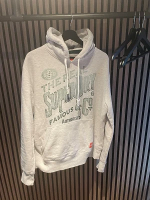 Superdry hoodie  - Säljer nu en superdry hoodie i storlek L | mycket fint skick utan defekter |  kom dm för flera frågor eller funderingar!