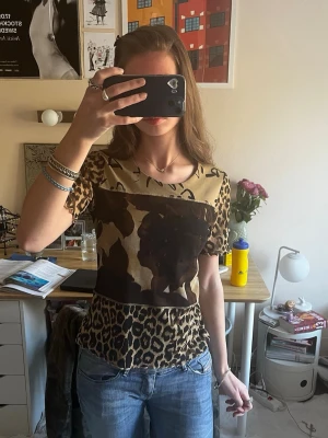 2000-tals topp - En T-shirt som är typ i mesh tyg. Jätte gullig men tyvärr inte min stil längre. Den har två tunna alger av tyg så den inte är jätte genomskinlig. Kan ju användas påse fram och bak, då sidorna ser olika ut 🤗