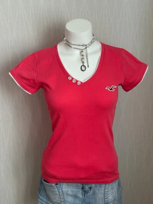 Rosa v-ringad t-shirt från Hollister - Rosa v-ringad t-shirt från Hollister