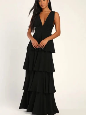 Lulus svart Maxi klänning med volang - Helt ny klänning med namn Amazing Evening Black Tiered Maxi Dress ifrån Lulus i storlek S. Perfekt som balklänning. Nypris 1300kr