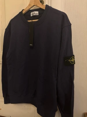 Mörkblå sweatshirt från Stone Island - Mörkblå stone island sweatshirt i storlek s/m.  Aldrig använd och kommer med original förpackning och även alla taggar. Skriv vid minska fundering! 