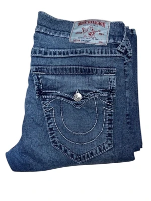 True Religion jeans - True Religion jeans Straight fit W36 saknar knapp på vänster ficka (bild 3) [Ytterbenslängd 117cm] [Innerbenslängd 91cm] [Midja 49cm] [Benöppning 23cm] 