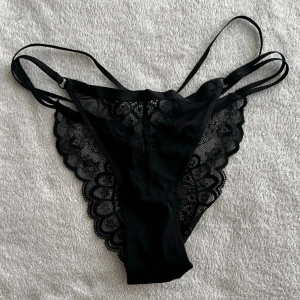 Svarta spetsstringtrosor med dubbla band - Riri Brazilian. Ny pris 189kr