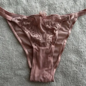 Hunkemöller Rosa spets-trosa med meshdetaljer - Tia trosa. Ny pris 99kr