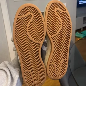 Grå Adidas Campus sneakers i mocka - Adidas Campus. Använt 10 ggr ungefär. Köparen står för frakten!