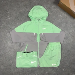 NIKE MILLER SET - 3 PIECE MINT - Nike Miller – 3-delar Mint • T-shirt, shorts & windbreaker i matchande färg • Storlekar från XS till 2XL • Går också att få på activez,se