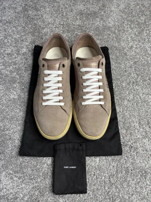 Saint Laurent skor (NYA) - Saint Laurent skor| Storlek: 44| Skick: 9,5/10 använda två gånger!| Vad ingår? Dustbag och saint laurent fack för extra snören| Pris: 2799kr| Priset går alltid att diskutera😊