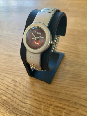 Vintage Storm Brass T-BAR 27mm - Säljer ett mycket ovanligt vintage armbandsur från STORM i gott skick enligt bilder. Fungerar bra, originalarmband i stål, vattentät, osv. Behöver bara nytt batteri.  Begagnat värde: < 700 SEK Mitt pris: 489 SEK  Skickas alltid snabbt och spårbart. Skriv vid frågor och se gärna mina andra annonser!   GRATIS: För betalande kunder erbjuder jag personlig experthjälp för dig att göra nya fynd (nytt & begagnat). Fråga för mer info!