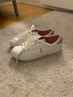 ralph lauren skor - har använts i ca 1 vecka, annars helt nya🩷BUDA UPPÅT