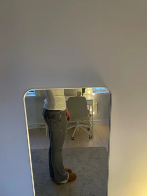 Söta jeans med låg midja 🩶🤍 - Säljer ett par supersöta grå jeans med vita ”mönster”  på fickorna. Jeanser ger en clean look och går att styla med vilken tröja som helst! Storlek 38 men passar mig som har storlek S-M   Har inte använt dem utan endast testat💗