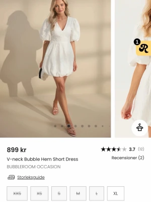 Vit kort klänning med puffärm - Supersöt vit kort klänning från Bubbleroom med v-ringning, puffiga korta ärmar och bubblig kjol. Jätte nice att ha till studenten!! 🩷Tillverkad i ett lätt tyg med diskret struktur. Perfekt för student eller sommarens alla tillfällen. Klänningen har en feminin siluett och markerad midja.🩷Den är helt oanvänd och endast testad!