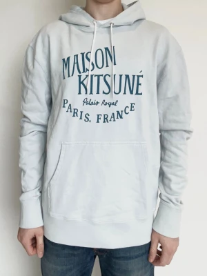 Maison Kitsuné hoodie - Väldigt snygg och eftertraktad hoodie från maisonkitsune! Toppskick, inga defekter. Storlek Xl men sitter som L/M. Modellen är ca 182. Kontakta mig för fler frågor och funderingar!