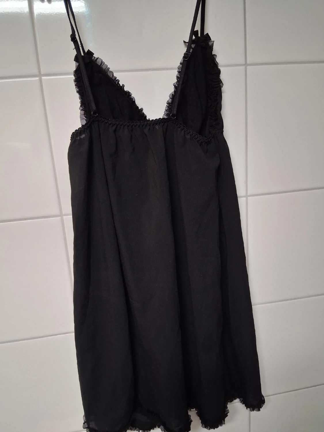 Svart nattlinne med spetsdetaljer - 2