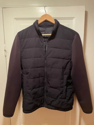 Mörkblå jacka från Zara - Snygg mörkblå jacka från Zara. Hör av er vid frågor eller funderingar!