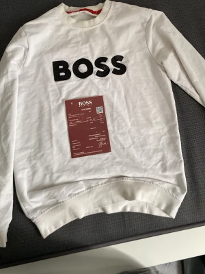 Boss tröja  - Använd ett par månader helt ny skick me kvitto. 2500 nypris säljer för 1500 kan gå ner för snabbaffär