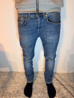 Dondup George Jeans  - | Skick: 8/10 | Färg: Blå | Modell: 172cm 58kg | Vad inkluderas: Enbart jeansen | Nypris: 3 600kr |