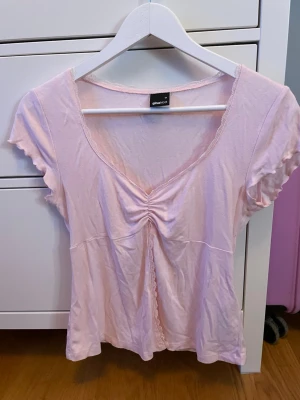 Rosa sommar topp - Knappt använd och är i väldigt bra skick, priset kan diskuteras😊Köparen står för frakt💕