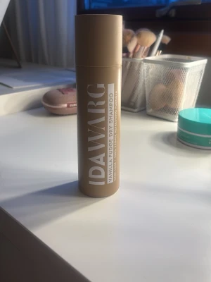 Ida Warg Vanilla Fudge Torrschampo - Nytt oanvänt Torrschampo från Ida Warg i doften Vanilla Fudge. Råkade köpa två st så säljer en oanvänd. Kommer i en beige sprayflaska med vit text och lock. Produkten är vegansk och har en fräsch formula som snabbt fräschar upp håret mellan tvättarna.