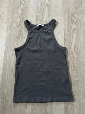 Ribbat linne - Superfint grått linne från Nelly. Endast använd 2 gånger så i ett fint skick 🩶 ”high neck rib top”