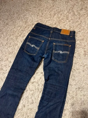 Nudie jeans thinn finn slim fit herr - Nudie jeans modell thinn finn dry denim. Slim fit med en najs fade. Mycket bra skick, inga märkvärdiga defekter, har en snygg diskret lagning. Storlek w29 L32. Postas samma dag slm köp eller dagen därpå🙌💯