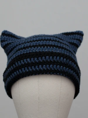 Crochet cat beanie virkad kattmössa gråblå mörkblå svart randig  - Helt ny virkad mössa med kattöron. Onesize, passar upp till ca 59cm. Virkad i mjukt akrylgarn. Färger kan variera beroende på skärminställningar.