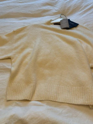 Stickad tröja  - Prislapp kvar, ej använd 