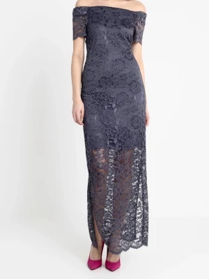 Elegant spetsklänning  - Helt oanvänd vacker långklänning från Vila,  i figurnära passform som framhäver siluetten. Klänningen är i bekvämt stretchigt material och har ett vackert blommigt spetsmönster, korta ärmar och en båtringad halsringning som kan bäras lite off-shoulder för en extra romantisk touch. Klänningen är fodrad till mitten av låret och har slits på båda sidor för rörelsefrihet och stil.  Perfekt för bröllop, fest eller andra speciella tillfällen där du vill känna dig extra elegant 🌸 