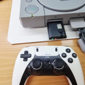 Trådlös 2.4G Handkontroll (PC,PS1, PS2, PS3, Android, TV) - Plug-and-Play: Ingen krånglig installation. Koppla in USB-mottagaren och kör igång direkt på de flesta system.  ​Trådlös räckvidd: Stabil anslutning via 2.4GHz med en räckvidd på över 15 meter.  ​Multikompabilitet: Fungerar med: • ​PC (Windows X-input) • ​PlayStation 1, 2 och 3 • ​Android (Mobil/Surfplatta via OTG) • ​Smart TV & TV-boxar  Jag har personligen testat den på PlayStation 1 och 2 (PS2) och kan bekräfta att den fungerar utmärkt  ​Laddning: Modern laddning via USB-C (kabel medföljer). 