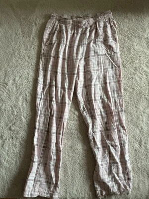 Rutiga pyjamasbyxor från lager 157 - Mysiga pyjamasbyxor i ljusrosa med vinröda och vita rutor. Inget fel på dom har bara ingen användning av dom💞