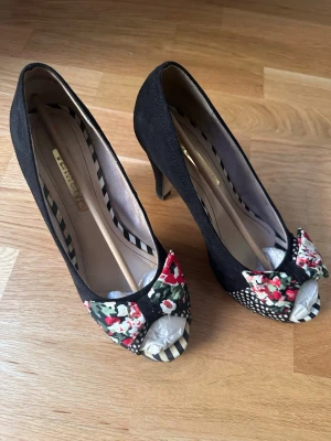 Tamaris pumps - Så gulliga 2000s klackar. Storlek 38. Säljer eftersom de är tyvärr för stora för mig. Bra skick. Perfekta nu inför sommaren ❤️ 