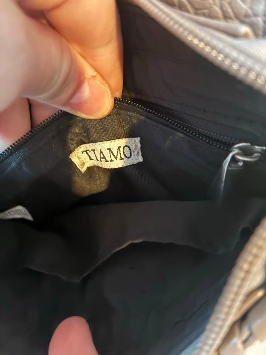 Grå axelremsväska från Tiamo - 1