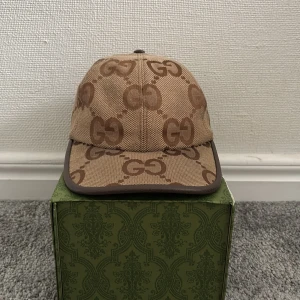 Gucci jumbo keps beige - Riktigt snygg Gucci jumbo keps som inte är sönder nånstans. Den är lite smutsig i insidan men inget som inte går att tvätta bort. Du får med boxen till kepsen och allt är i mycket bra skick. Det går att förhandla pris!