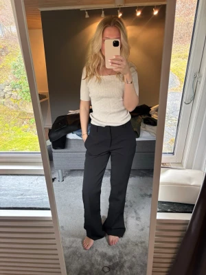 Svarta vida kostymbyxor - Säljer ett par svarta kostymbyxor med hög midja och vida ben. 