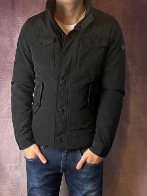 J.lindeberg field jacket bailey - Mycket fint skick | Size S (modellen är 188 cm 75 kg) | fraktar spårbart inom 24 timmar | för att köpa klicka ”köp nu” | vid frågor eller funderingar skriv ett meddelande | följare får bättre rabatter🙌