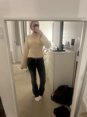 Beige figursydd stickad tröja - Säljer en beige figursydd stickad tröja med vida ärmar och rund halsringning. Den är aldrig använd men lappen är avklippt. 💞💞💞
