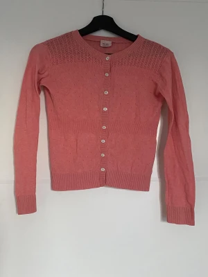 Kofta - Rosa kofta från Noa Noa miniature, bra skick, storlek 140 