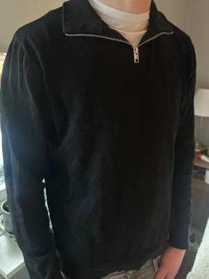 Svart halvzip tröja Jack & Jones - Snygg svart halfzip tröja från Jack & Jones. Storlek L. Modellen är 186cm 73kg