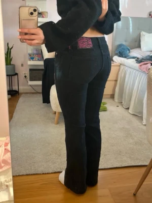 Svarta bootcut jeans från Cheap Monday - Säljer ett par svarta bootcut jeans från Cheap Monday i storlek W24, längd 32. Uppsydda lite bara 💕
