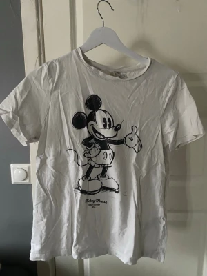 Vit mussepigg T-shirt - Vit mussepigg T-shirt utan tecken på användning. Lite skrynklig men går att lösa.  Pris kan diskuteras.